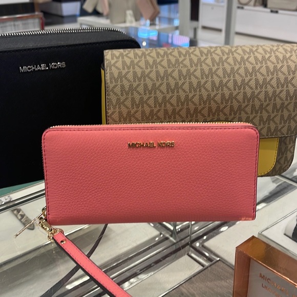 MICHAEL KORS LARGE TRAVEL CONTINENTAL WRISTLET WALLET
COLOR: TEA ROSE NWT - Picture 16 of 16